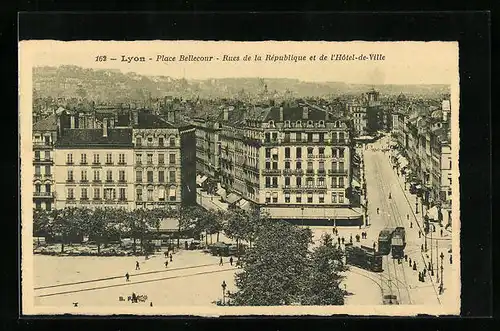 AK Lyon, Place Bellecour, Rues de la Republique et de l`Hotel de Ville, Strassenbahn