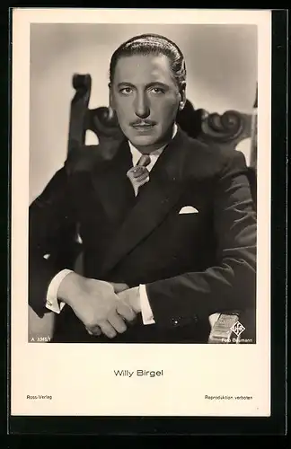 AK Schauspieler Willy Birgel sitzt auf einem Stuhl