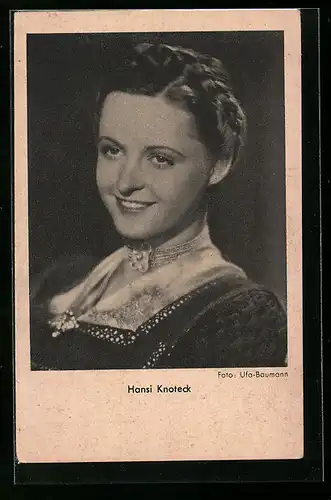AK Schauspielerin Hansi Knoteck lächelnd mit Halskette posierend