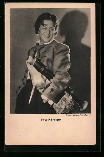 AK Schauspieler Paul Hörbiger in Tracht mit Musikinstrument in der Hand