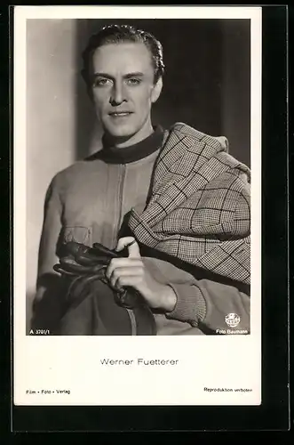 AK Schauspieler Werner Fuetterer lässig sein Jackett über die Schulter tragend