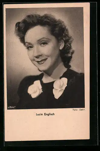 AK Schauspielerin Lucie Englisch lächelt freundlich