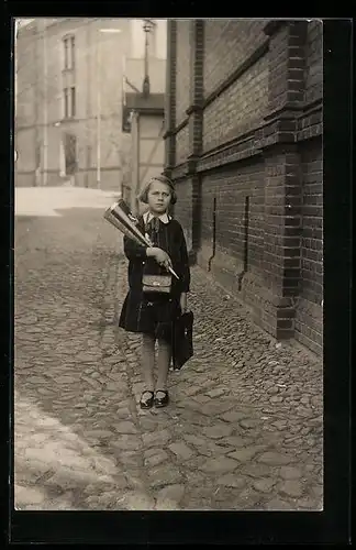 Foto-AK Mädchen mit Zuckertüte zum Schulanfang 1927