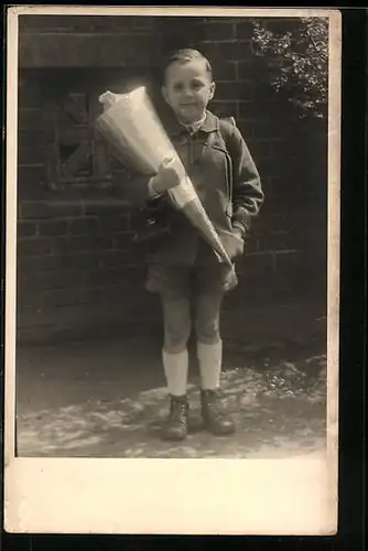 Foto-AK Kleiner Junge mit Schultüte zum Schulanfang