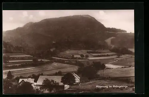 AK Milseburg im Rhöngebirge, kleine Siedlung mit Feldern unter dem Berg