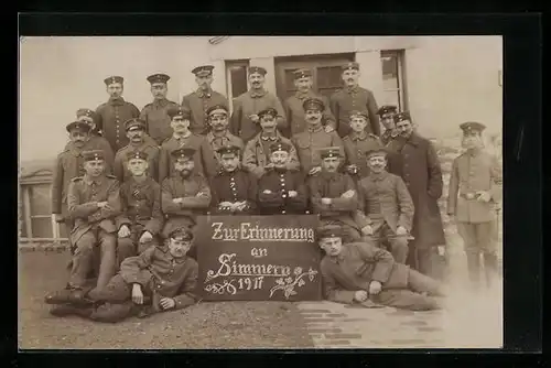 Foto-AK Simmern, Soldatengruppe vor einem Gebäude, 1917