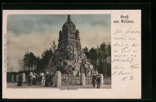AK Grünau, Besucher vor dem Sport-Denkmal