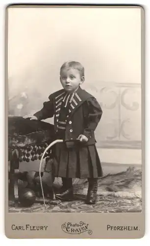 Fotografie Carl Fleury, Pforzheim, Östl. Karl Friedrichstrasse 65, Kleinkind im Kleidchen mit Peitsche