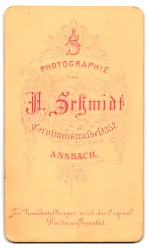 Fotografie A. Schmidt, Ansbach, Carolinenstrasse, Junger Mann mit Pünktchenkrawatte, Brille und Künstlerfrisur