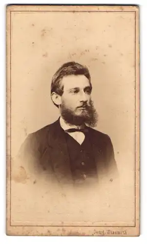 Fotografie Georg Wassmuth, Wien, Circus-Gasse, Junger Bürgerlicher mit Vollbart im Dreiteiler