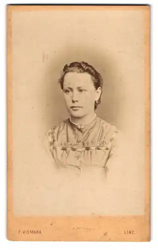 Fotografie F. Vismara, Linz, Altstadt 17, Ernste junge Dame mit Ohrschmuck und Brosche