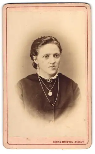 Fotografie Georg Knittel, Essegg, Kapuzinergasse, Dame mit Spitzenkragen, Brosche, Ohrschmuck und Kette