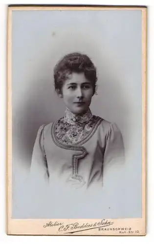 Fotografie C. F. Beddies & Sohn, Braunschweig, Kuh-Strasse 10, Junge Dame in einer gemusterten Bluse mit Brosche