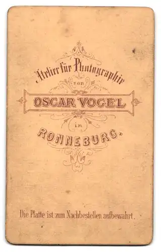 Fotografie Oscar Vogel, Ronneburg, Ernster Knabe mit zurückgekämmten Haaren im Dreiteiler