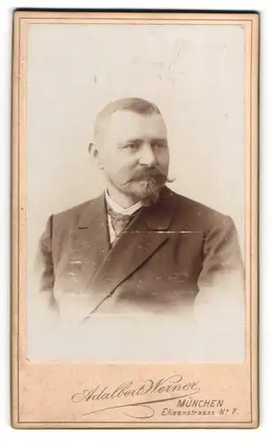 Fotografie Adalbert Werner, München, Elisenstrasse 7, Herr mit Krawatte und Zwirbel-Spitzbart