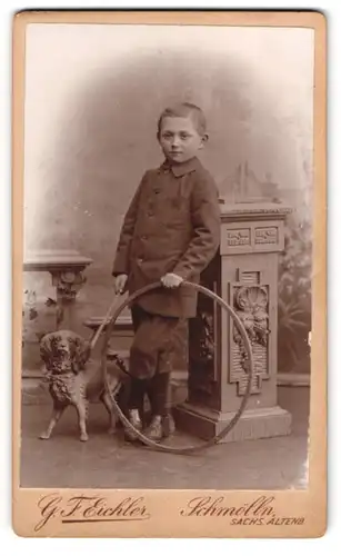 Fotografie G. F. Eichler, Schmölln, Knabe in Knickerbockern mit Spielzeughund und Reifen