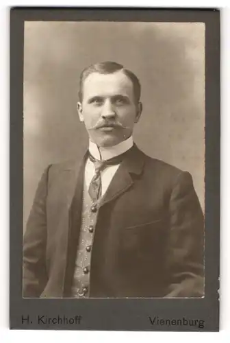 Fotografie H. Kirchhoff, Vienenburg, Eleganter Herr in Jacket mit heller Weste und Krawatte