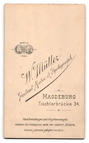 Fotografie W. Müller, Magdeburg, Fischerbrücke 34, Bürgerlicher mit Mittelscheitel, Zwirbelschnauzer und weisser Fliege