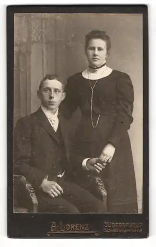 Fotografie A. Lorenz, Süderbrarup, Schleswiger Strasse 6, Junges händchenhaltendes Paar im Sonntagsstaat