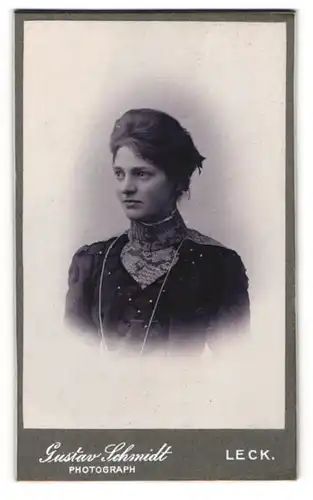 Fotografie Gustav Schmidt, Leck, Junge Dame mit Hochsteckfrisur in einer gemusterten Bluse