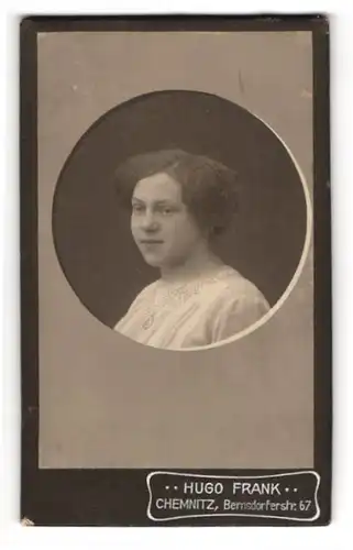 Fotografie Hugo Frank, Chemnitz, Bernsdorferstrasse 67, Junges Mädchen mit Dauerwelle und Halskette
