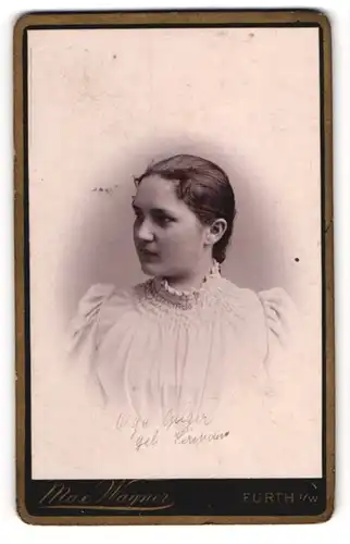 Fotografie Max Wagner, Furth i. W., Junge Dame im weissen Kleid