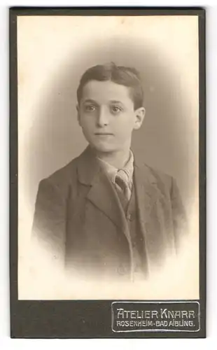 Fotografie Wilh. Knarr, Rosenheim, Innstr. 42, Halbwüchsiger Knabe im Anzug mit Krawatte