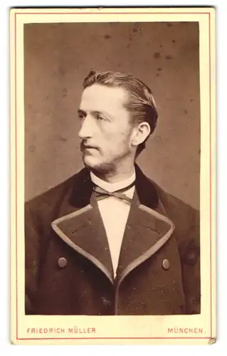 Fotografie Friedrich Müller, München, Kaufinger-Str. 21 /2, Charmanter Herr in modischer Kleidung