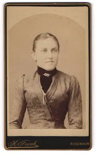Fotografie K. Frank, Rosenheim, Frühlingstr. 13, Junge Dame im Kleid mit Kragenbrosche