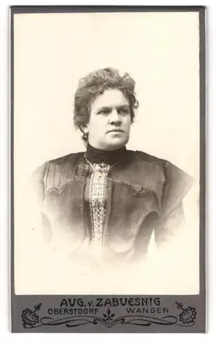 Fotografie Aug. v. Zabuesnig, Oberstdorf, Bürgerliche Dame im Kleid