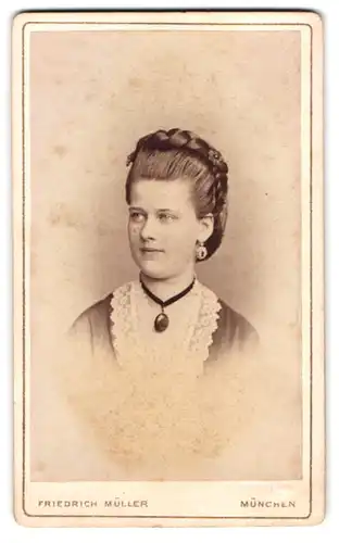 Fotografie Friedr. Müller, München, Kaufinger Str. 21 II., Junge Dame mit Flechtfrisur und Amulett