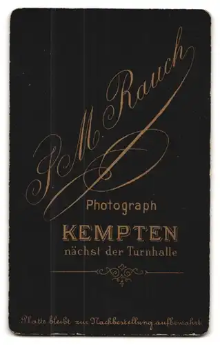 Fotografie J. M. Rauch, Kempten, Junger Herr im Anzug mit Fliege