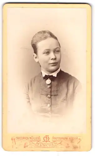 Fotografie Friedrich Müller, München, Kaufinger Str. 21 /2, Junge Dame mit zurückgebundenem Haar