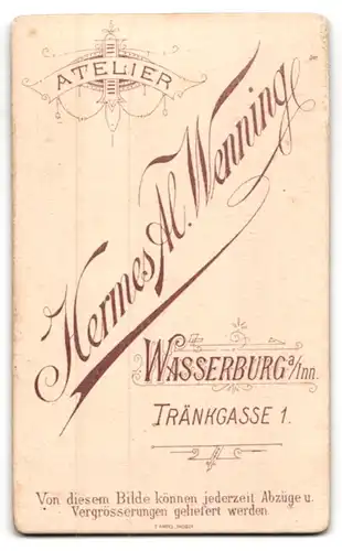 Fotografie A. Wenning, Wasserburg a. Inn, Tränkgasse 1, Junge Ame im Kleid mit Kreuzkette