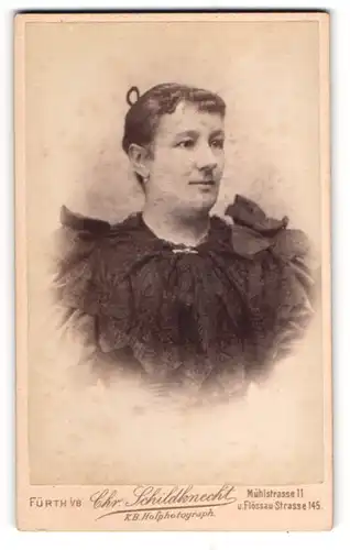 Fotografie Christoph Schildknecht, Fürth, Mühlstr. 11, Bürgerliche Dame im Kleid mit Kragenbrosche