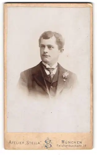 Fotografie Friedrich Stern jr., München, Reichenbachstr. 1 a, Junger Herr im Anzug mit Krawatte
