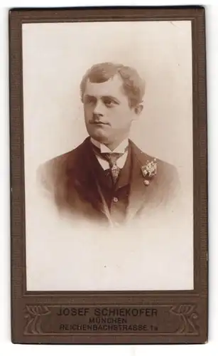 Fotografie Josef Schiekofer, München, Reichenbachstr. 1 a, Junger Herr im Anzug mit Krawatte