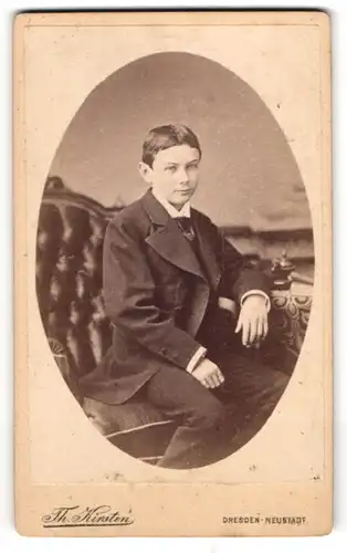 Fotografie Th. Kirsten, Dresden-Neustadt, Bautznerstr. 77, Junger Mann im Anzug mit Krawatte