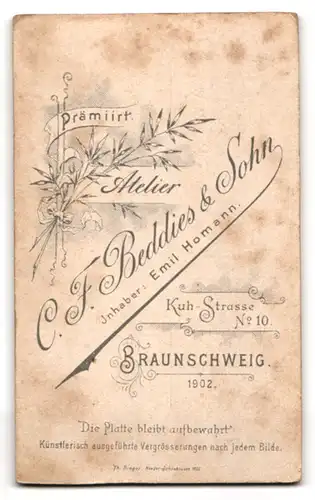 Fotografie Atelier C. F. Beddies & Sohn, Braunschweig, Kuh-Strasse 10, Junger bürgerlicher Herr im Anzug