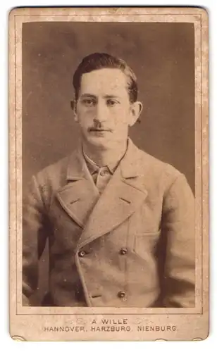 Fotografie A. Wille, Hannover, Junger Mann im Anzug mit pomadisiertem Haar