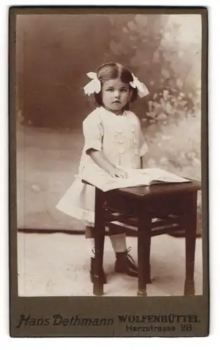 Fotografie Hans Dethmann, Wolfenbüttel, Harzstrasse 28, Mädchen mit Schleifen im Haar beim Lesen