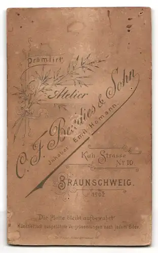 Fotografie Atelier C.F. Beddies & Sohn, Braunschweig, Kuh-Strasse 10, Bürgerlicher junger Herr im Anzug