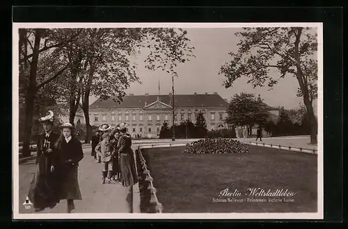 AK Berlin, Prinzessin Victoria Luise im Bellevue-Schlosspark, Weltstadtleben