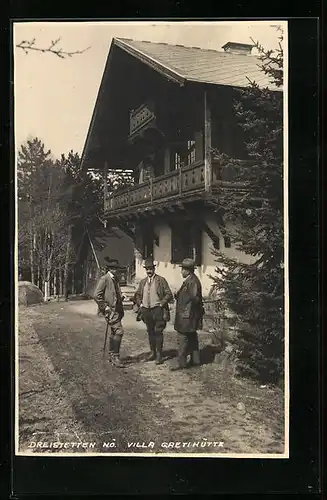 AK Dreistetten, Drei Herren vor der Villa Gretlhütte