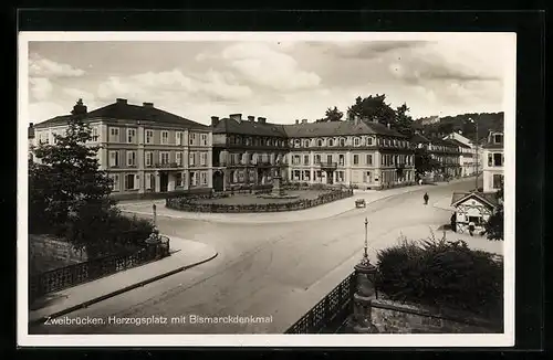 AK Zweibrücken, Ortspartie mit Herzogsplatz mit Bismarckdenkmal