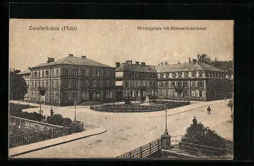 AK Zweibrücken /Pfalz, Herzogplatz mit Bismarckdenkmal