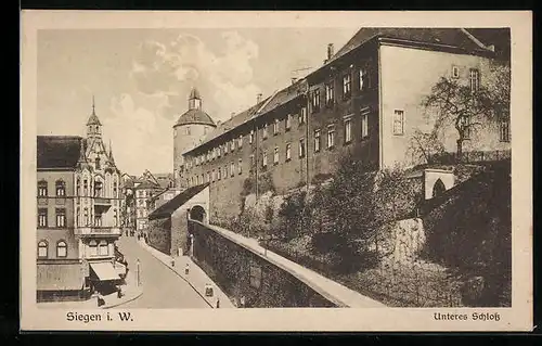 AK Siegen i. W., unteres Schloss und Passanten