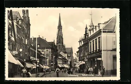 AK Offenburg, Strasse mit Passanten und Kirche