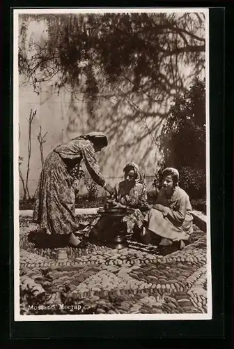 AK Mostar, Drei Frauen in typischer Kleidung mit einer Schale