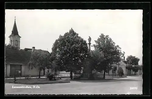 AK Lanzenkirchen, Ortspartie mit Denkmal und Kirche